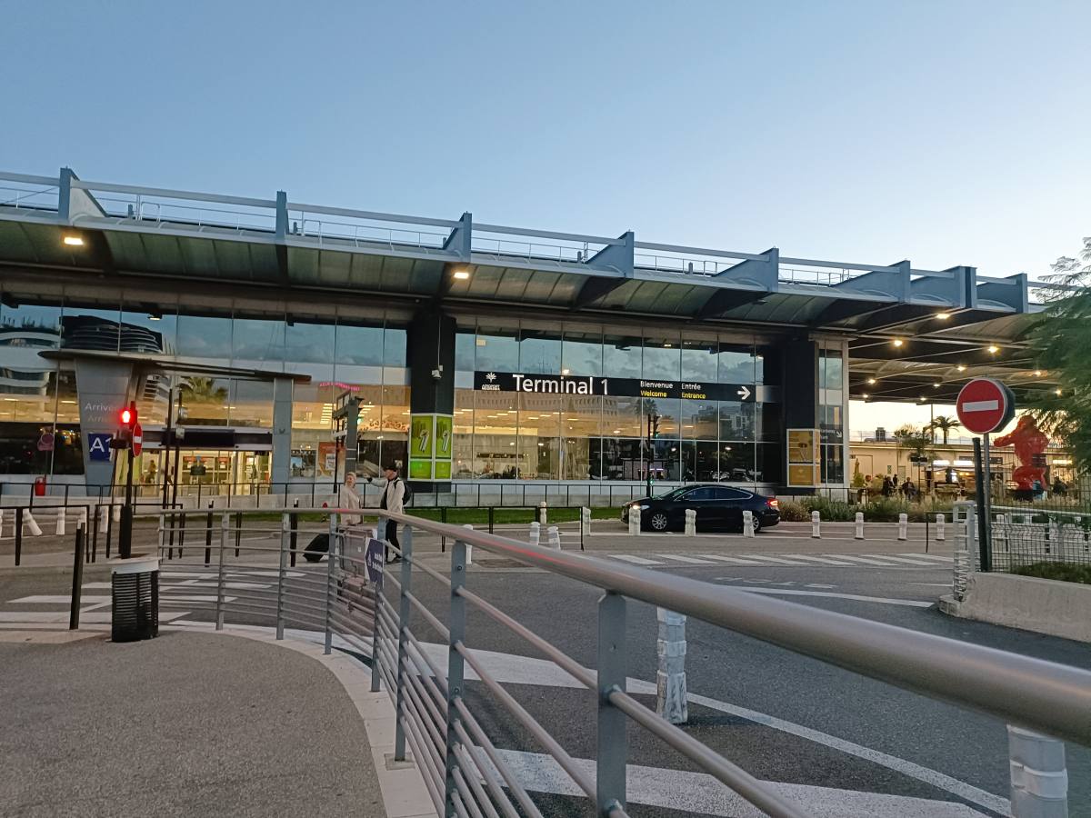 AEROPORT DE NICE Chauffeur malaise cardiaque Vols Nice-Tours mai 2025 Extension aéroport Nice turbulences Nice test sirène nice Nice Dakar grève contrôleurs aériens Nice-Londres Ryanair Airbus A380 Nice destinations aéroport de Nice Aéroport de Nice Côte d'Azur