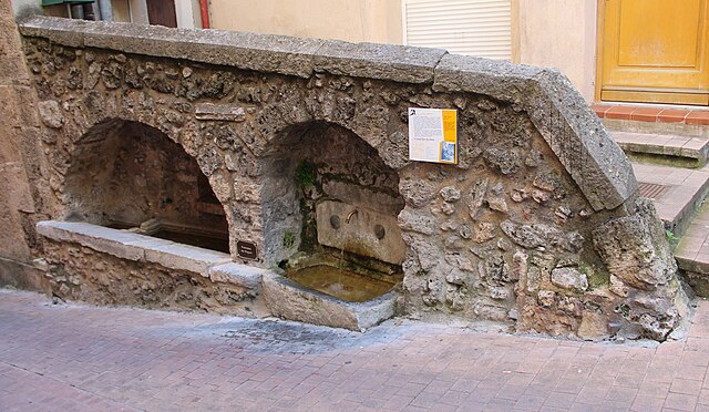 Barjols_Fontaine_du_Piquet wmc Fontaine du Piquet Barjols