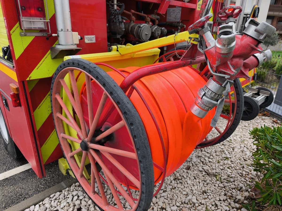 incendie domestique installation électrique Incendie maison Seillans pompiers Odeur de gaz La Farlède Camion de pompiers du Var lance eau feu