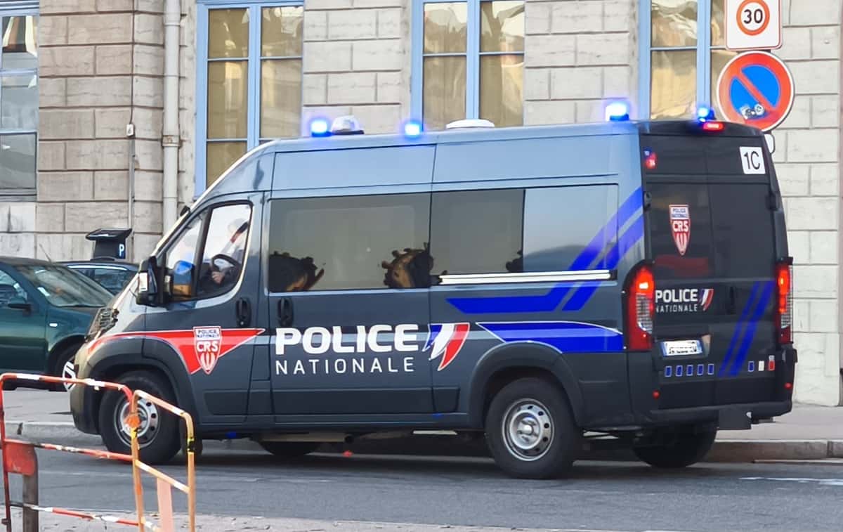 CRS CAMION POLICE violences contre les policiers Cambriolages Bouches-du-Rhône Nice tirs incendies commerces DZ Mafia Nice gymnase phosphore six personnes intoxiquées Marseille videur discothèque tué