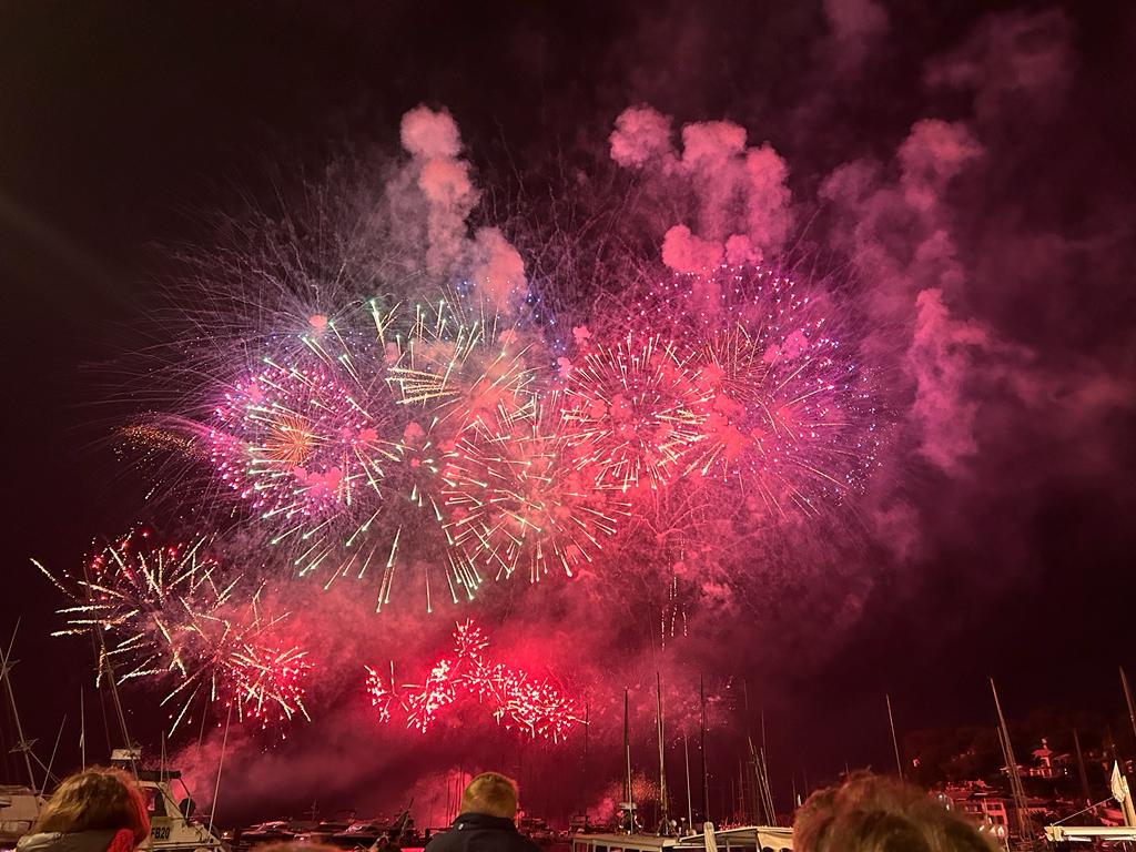 FEUX D ARTIFICE SANARY NOEL 2023 (5) 📅 Lundi 4 août 🎆 Feu d’artifice – Hyères (22h) Spectacle pyrotechnique sur le front de mer pour bien démarrer la semaine. 🎷 Jazz à Toulon – Place de l’Équerre (21h – Gratuit) Concert en plein air dans le cadre du festival Jazz à Toulon. 🎭 Théâtre de plein air – Hyères (20h30) Comédie Un ticket pour deux dans les jardins du Casino (gratuit). 🌿 Balade nature – Porquerolles (journée) Excursion guidée à la découverte de la faune et flore de l’île (réservation obligatoire). 📅 Mardi 5 août 🎪 Marché nocturne & food trucks – Bormes-les-Mimosas (18h–00h) Artisans, créateurs et délices culinaires sous les étoiles. 🎶 Concert acoustique – Collobrières (19h) Soirée guitare-voix sur la place du village. 🍷 Dégustation – Château d’Ollioules (18h–21h) Tapas & vins locaux dans un cadre provençal. 📅 Mercredi 6 août 🎬 Cinéma plein air – Le Pradet (21h30) Projection gratuite de Kung Fu Panda 4 au Parc Cravéro. 🎨 Expo & docu – Toulon (17h–22h) Exposition "Art & Mer" suivie d’un documentaire sur la biodiversité marine. 🎧 DJ Set Sunset – La Seyne-sur-Mer (21h) Musique et cocktails sur la place des Arts. 📅 Jeudi 7 août 🎤 Festival chanson française – Sanary (21h) Scène ouverte à de jeunes talents, place de la Liberté. 🎆 Feu d’artifice – Les Sablettes, La Seyne (22h) Spectacle pyrotechnique sur la plage. 🎡 Mini-fête foraine – Cuers (17h–22h) Jeux et manèges pour enfants. 🚣 Sorties nautiques – Lac de Sainte-Croix (journée) Kayak, paddle, barques partagées (réservation conseillée). 📅 Vendredi 8 août 🎷 Jazz à Toulon – Place de l’Équerre (21h – Gratuit) Concert vocal féminin dans le cadre du festival. 🎭 Spectacle de rue – La Garde (19h–22h) Performance artistique dans le centre-ville. 🛍️ Les Escales Toulonnaises – Port de Toulon (19h–00h) Marché vintage, DJ sets, concerts et animations festives sur les quais.