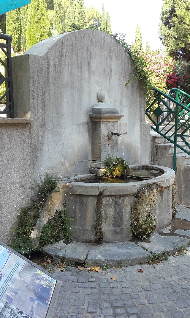 fontaine place du Général de Gaulle Flayosc