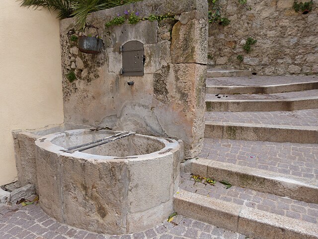 fontaine rue du Paty Fayence
