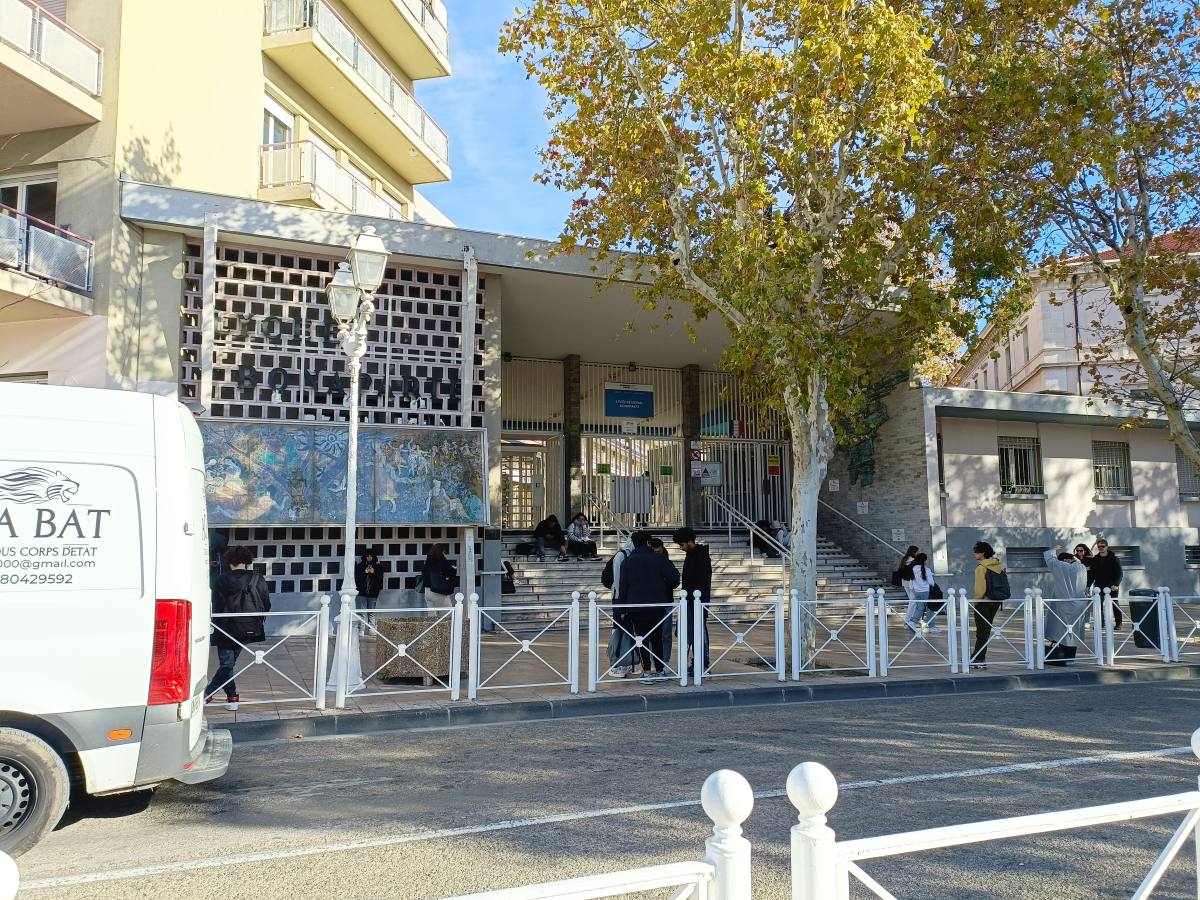 Parcoursup 2025 dates clés fausses alertes lycées numéro vert Parcoursup