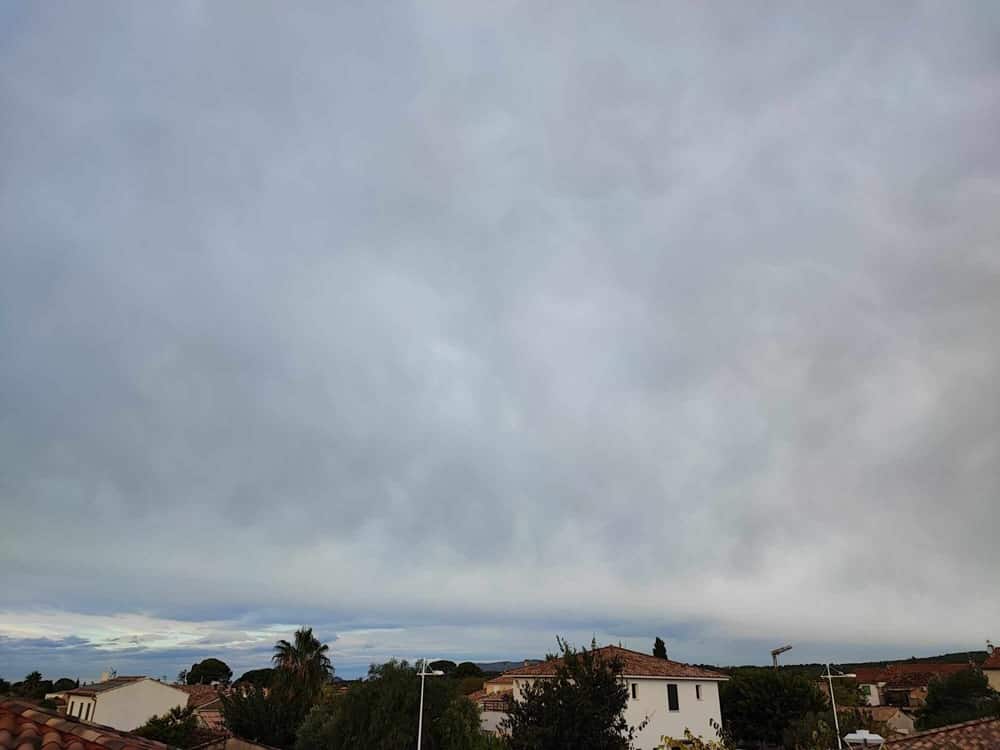 METEO NUAGES CIEL COUVERT Var vigilance jaune orages Vigilance jaune pour orages Jeudi 17 octobre, Météo France place le Var en vigilance orange pour orages. Des précipitations intenses attendues toute la nuit. météo var jeudi brume Météo 3 novembre var