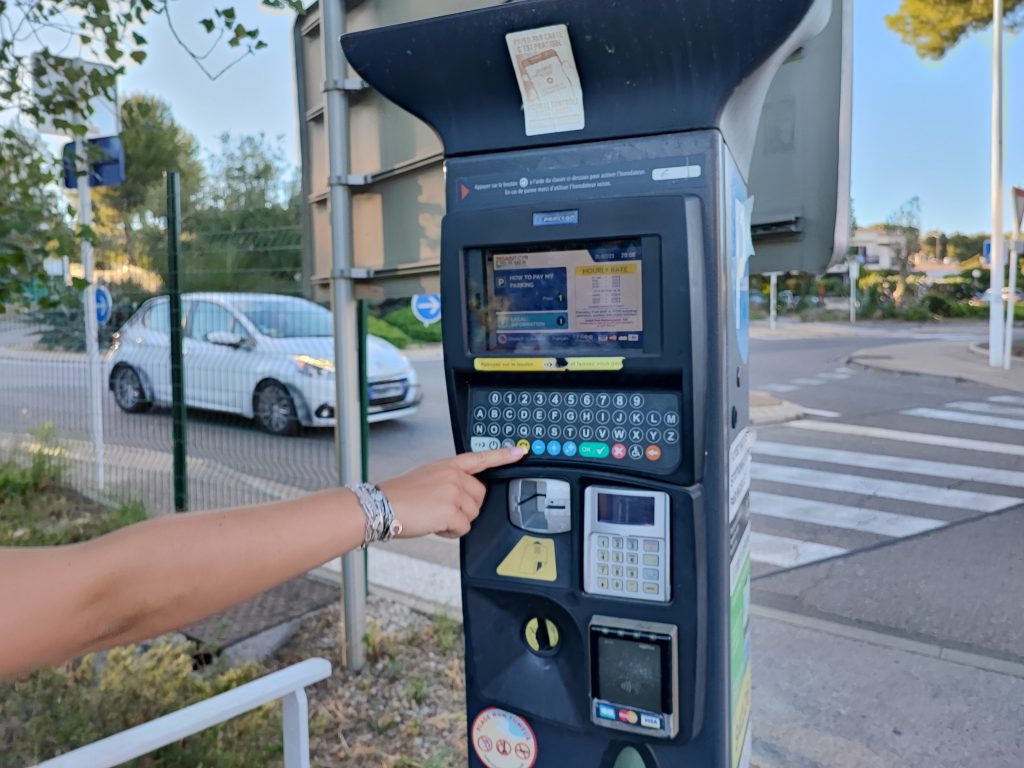 PARCMETRE stationnement gratuit Six Fours Noël Cogolin parking mairie parkings Cogolin piratage horodateurs