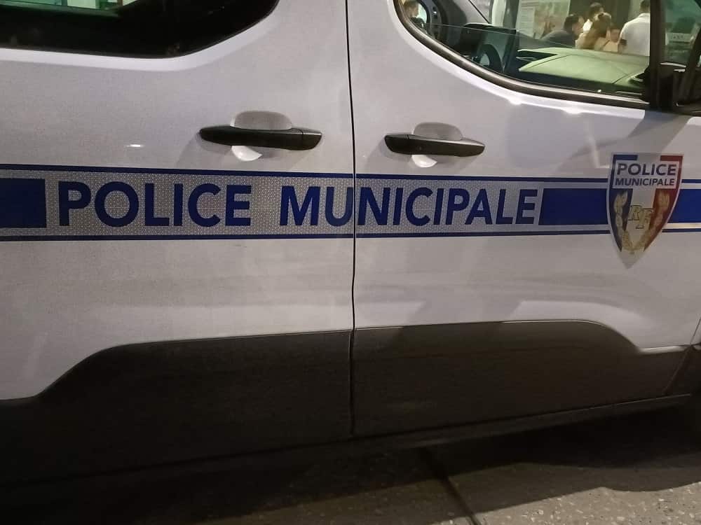 POLICE-MUNICIPALE-SIX-FOURS-3-min refus d’obtempérer Bandol Police municipale de Toulon La Valette-du-Var homme couteau agression aubagne femme blessée Marseille grenade marseille 29 ans DZ Mafiaagression gassin Carqueiranne femme agression Marseille belle-de-nuit nice fille harcelée menaces Hyères aubagne tribunal marseille Ollioules corps poubelle