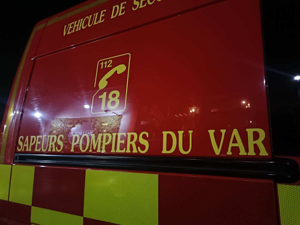 POMPIER VAR DE NUIT ROUGE (3) accident mortel A8 Mandelieu-La Napoule Les secours sont intervenus ce matin sur la route de Bandol, où un véhicule léger s’est retourné Ce vendredi 5 avril au matin, un grave accident de la circulation s’est produit sur la route de Bandol à Sanary-sur-Mer. Selon les premières informations, un véhicule léger seul en cause s’est retrouvé sur le toit. L’accident s’est produit sur une voie publique hors voie rapide, au niveau du 937 route de Bandol. À l’arrivée des secours, une personne adulte était blessée. Les pompiers ont rapidement déployé des moyens adaptés. Le trafic a été momentanément perturbé dans le secteur pour permettre l’intervention en toute sécurité. À l’heure actuelle, aucun autre véhicule ne semble impliqué dans l'accident. Une enquête est en cours pour déterminer les circonstances exactes du retournement.