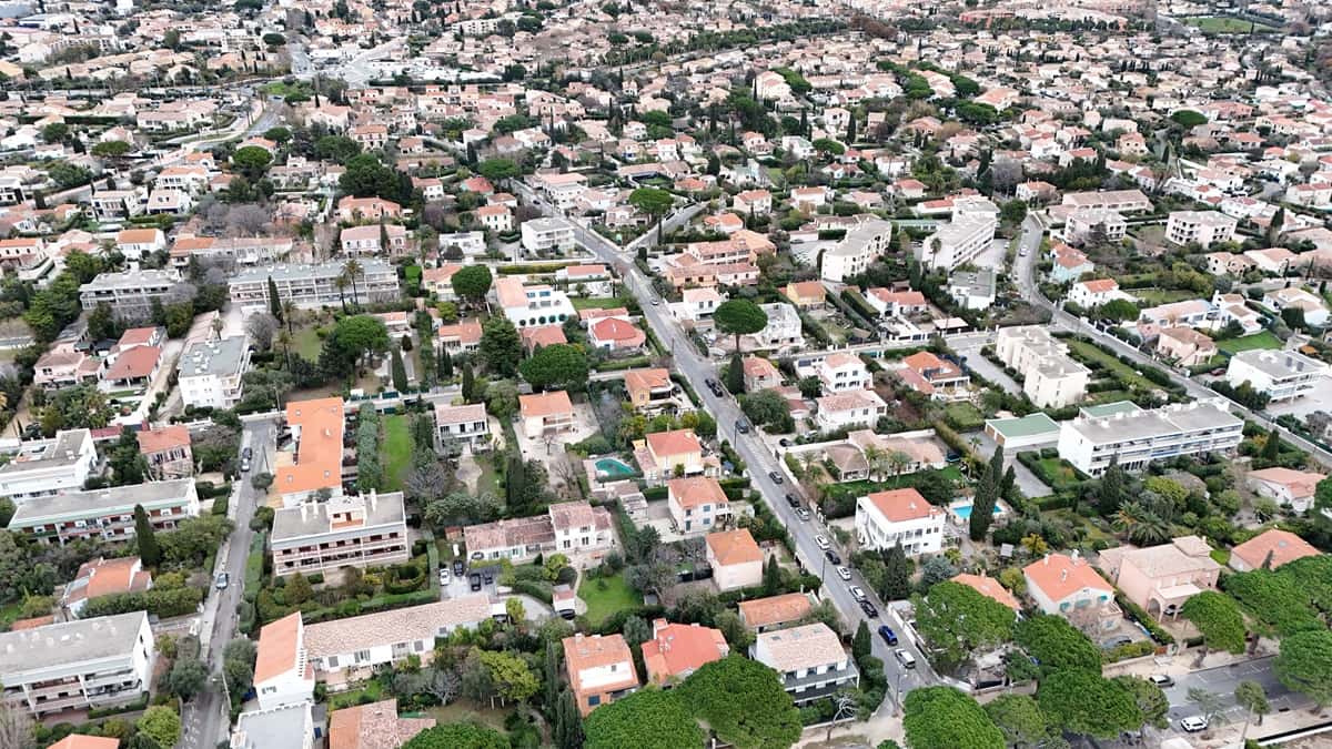 Le quartier des Lecques vu depuis la plage avec l'allée des Pins
