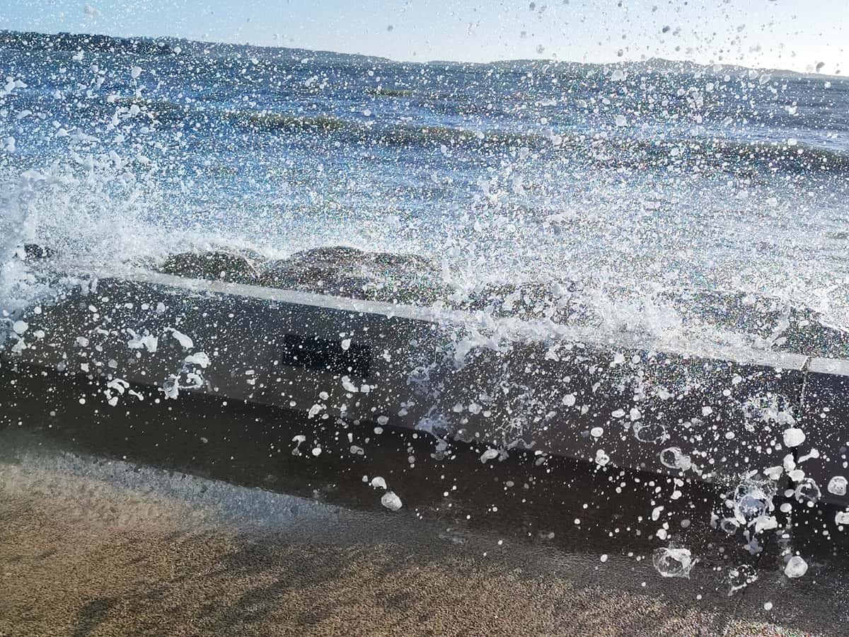 SANARY MER VAGUE DEBORDE CLAQUE GOUTTE EAU vigilance jaune Var vent Vague vents violents Vents violents dans le Var