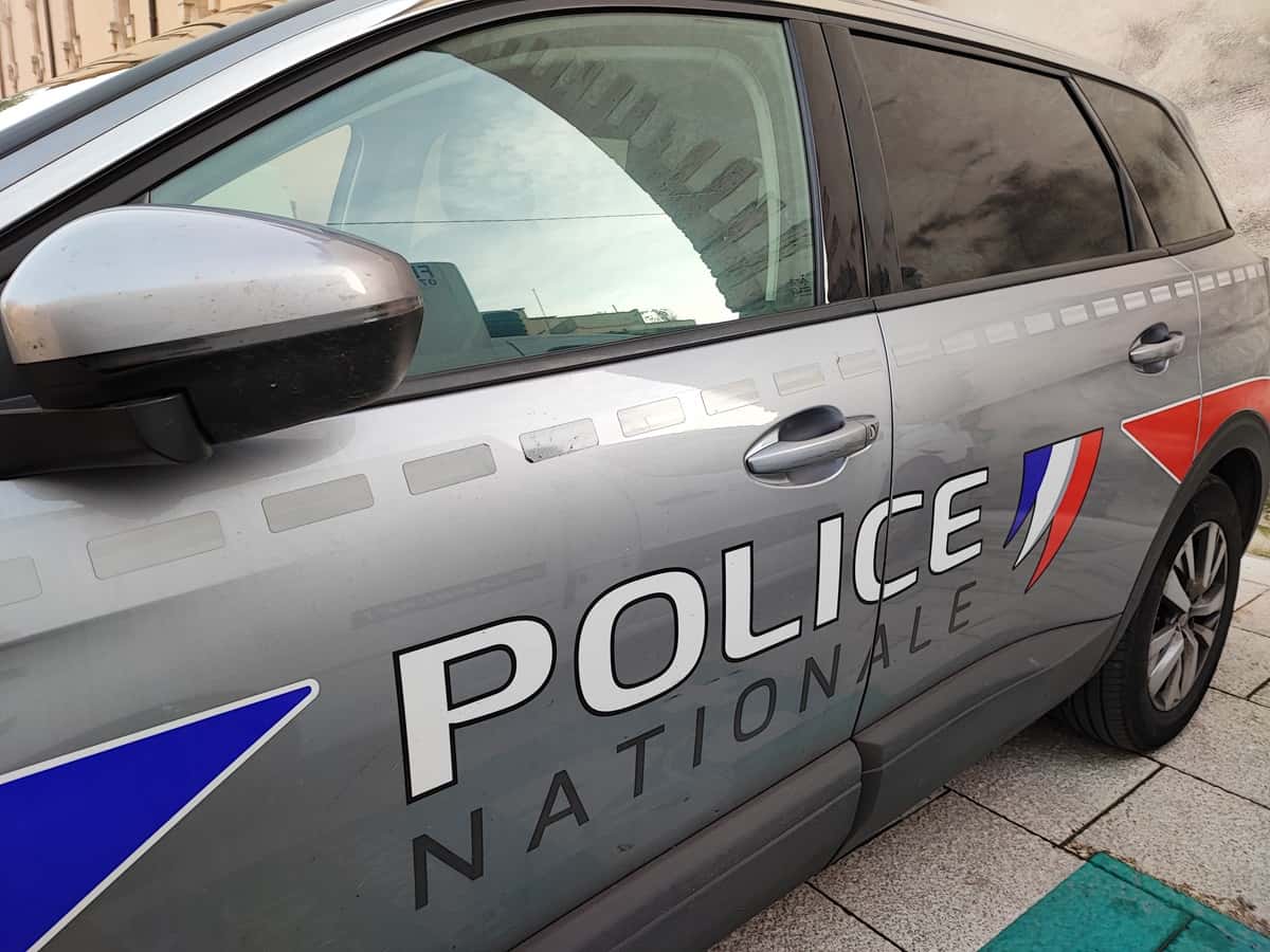 Jeune homme poignardé à Vallauris adolescent retrouvé carbonisé Marseille policiers mis en examen Marseille accident RD955 Montferrat meurtre Puget-sur-Argens Christophe B. Sortie 8 Cassis fermée A50 panne véhicule RD43 col de la Bigue circulation rétablie accident Draguignan vidéosurveillance motard mort Kamilya course poursuite A8 tentative meurtre Marseille marseille revolver centre de loisirs féminicides var féminicide saint-mandrier collèges salon bombe escroquerie miramas affrontement DZ Mafia Yoda tirs carabines Six-Fours enlèvement ado var Échange de tirs à Toulon