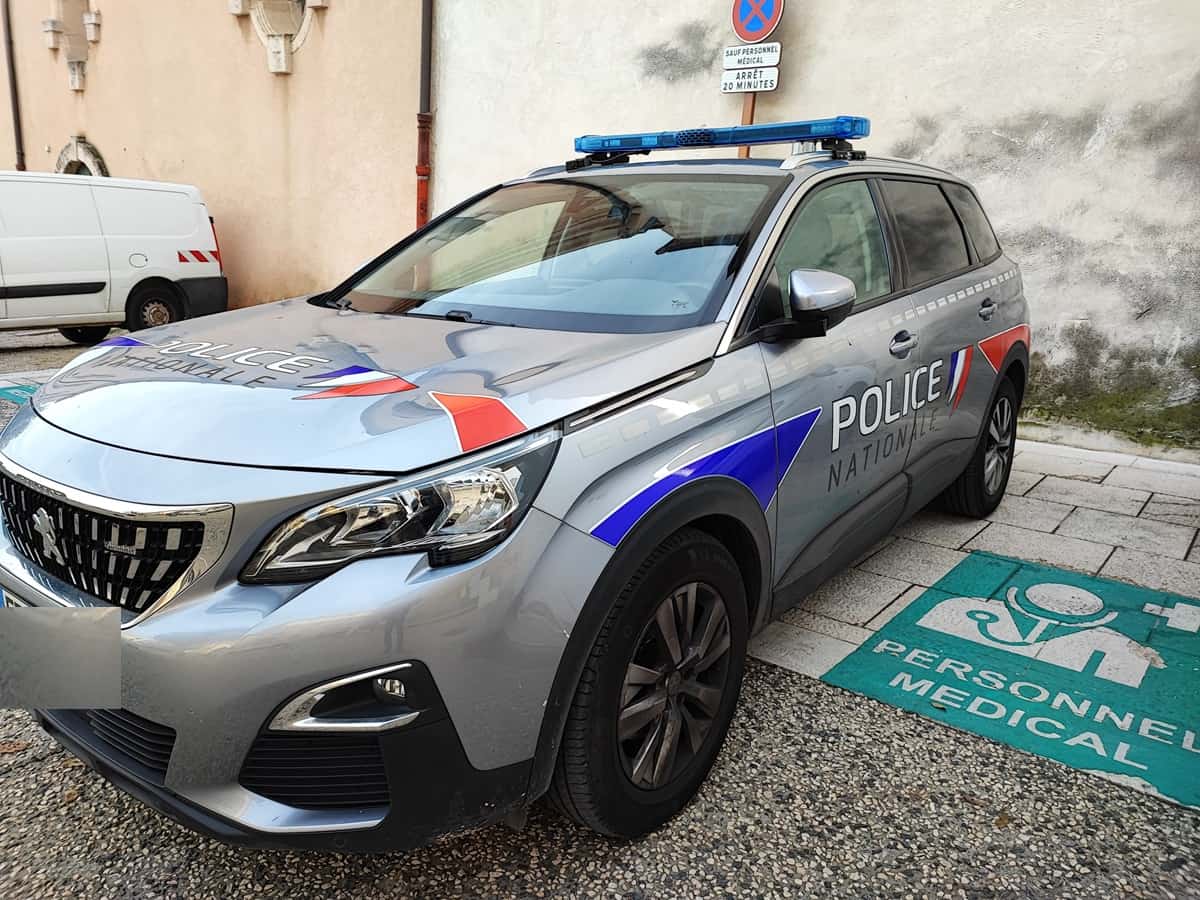 VOITURE POLICE NATIONALE 4 refus d’obtempérer Marseille Homicide à Cannes La Bocca Carqueiranne vol voiture interpellation Agression Nissa Rugby bilan délinquance été 2025 Nice antidrogue balle perdue Aubagne aix femme attaque couteau course-poursuite Marseille fréjus Opération anatole collège Nice réseau prostitution