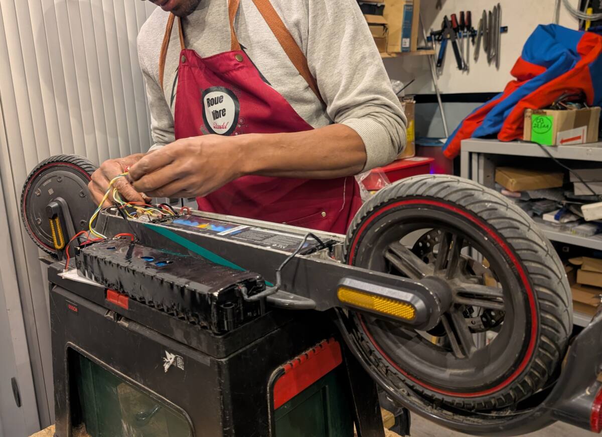 Réparateurs de trottinettes électriques