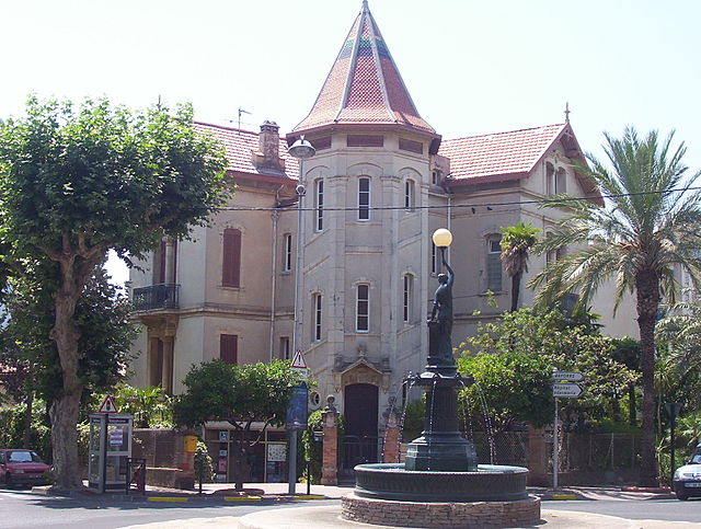 fontaine Dame au Flambeau Hyères