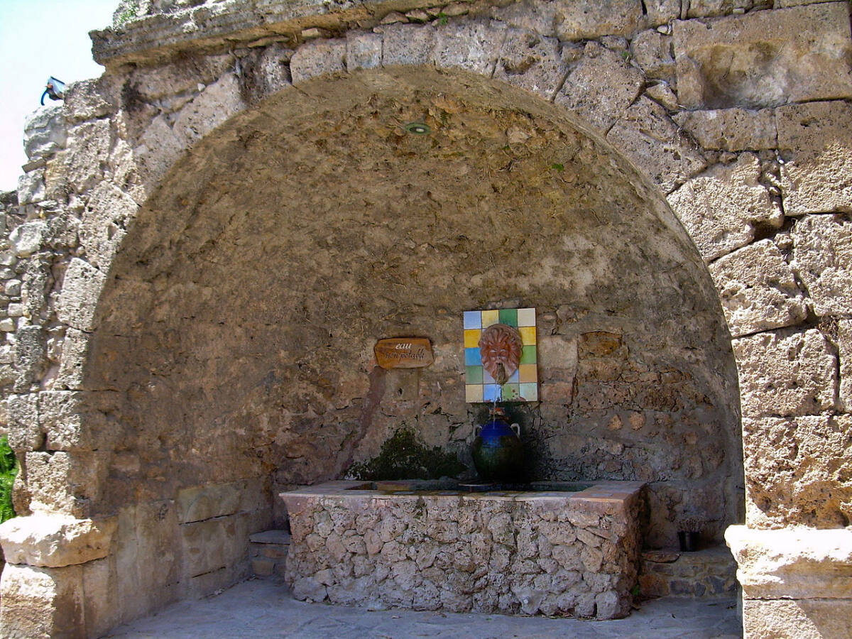 Fontaine lavoir château Les Arcs