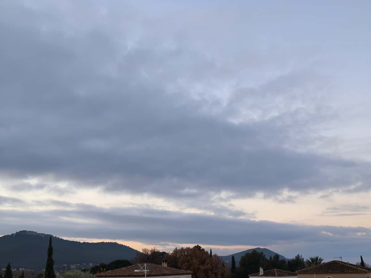 NUAGES SOLEIL LEVANT (3) Nuages et léger soleil