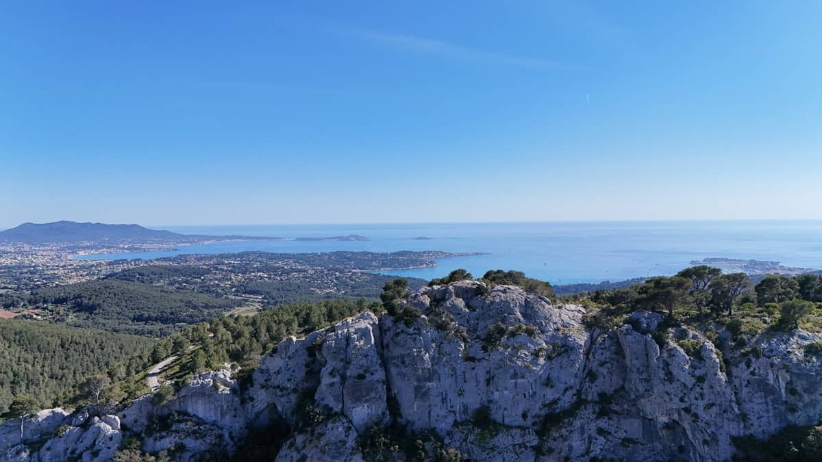 SANARY BANDOL VUE DE HAUT SOLEIL CIEL BLEU ROCHERS Soleil vue vers bandol, six fours