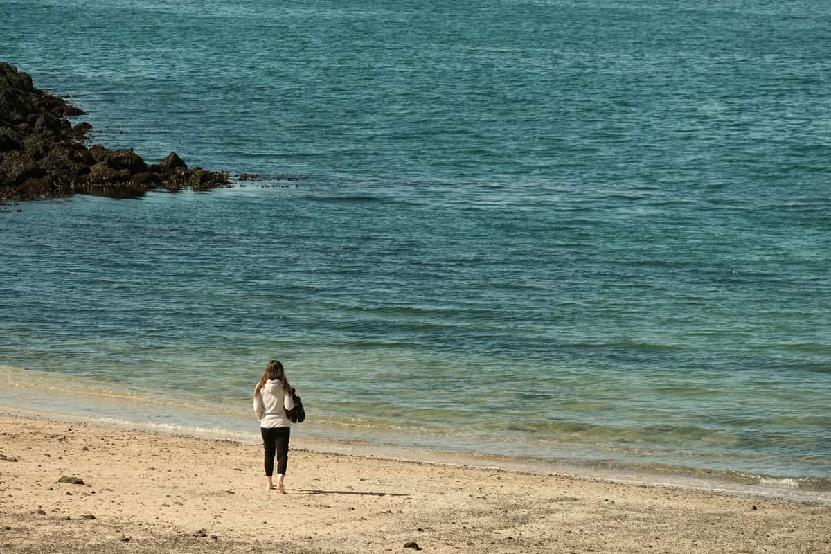 femme seule sur une plage