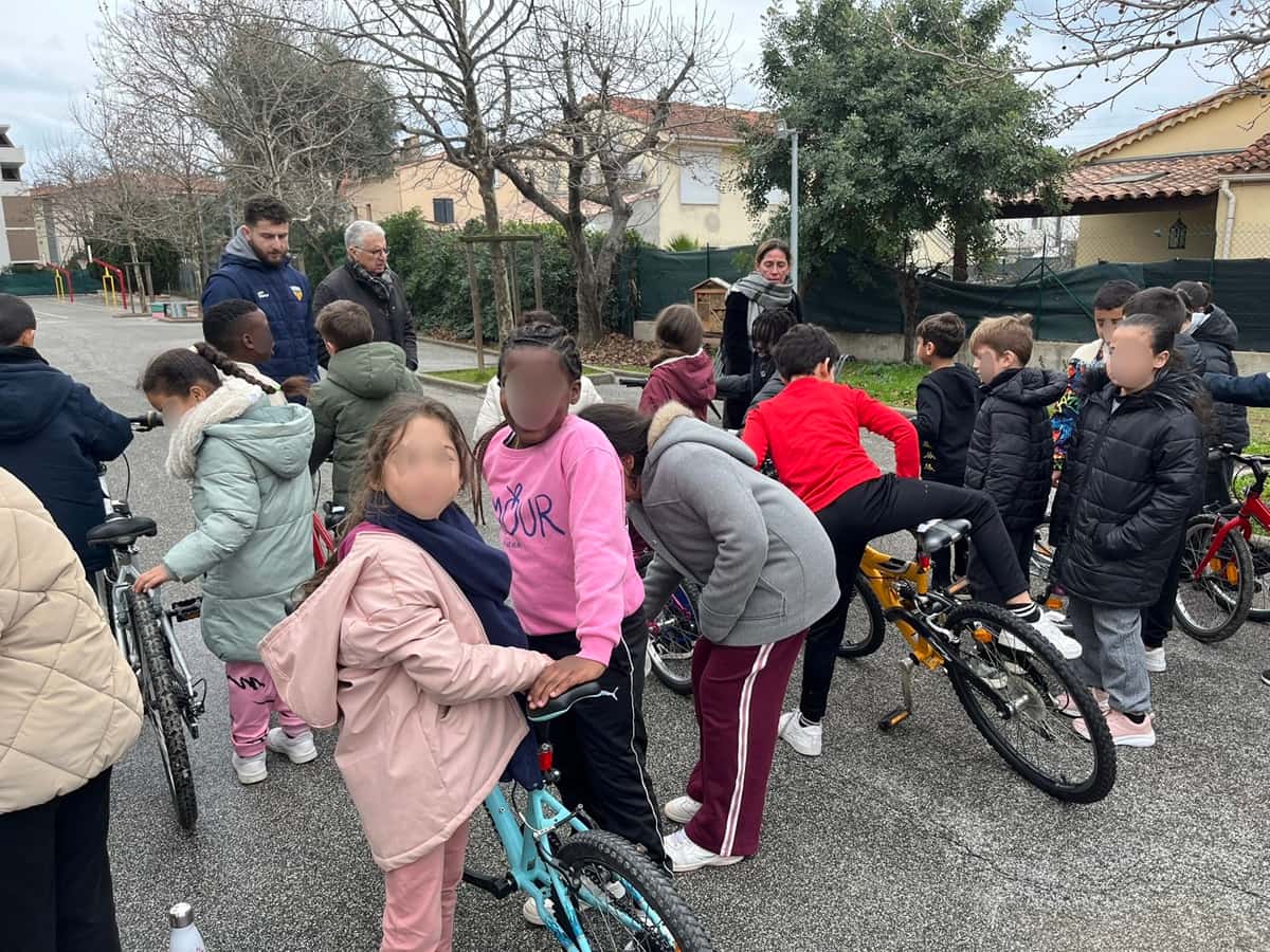 ve frejus roc Don de vélos à l'école